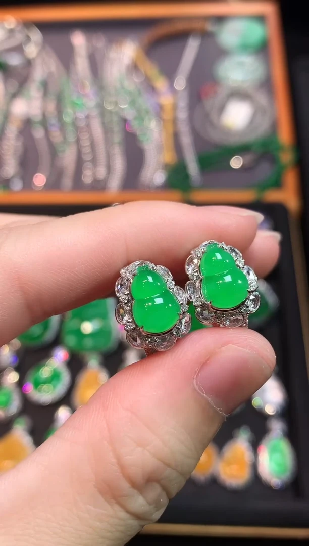 18K金镶嵌翡翠耳饰高冰木纳满绿葫芦耳包