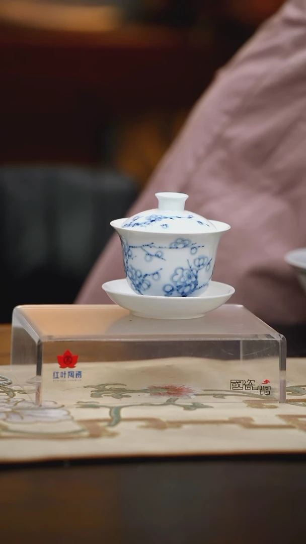 1头手绘青花梅盖碗
