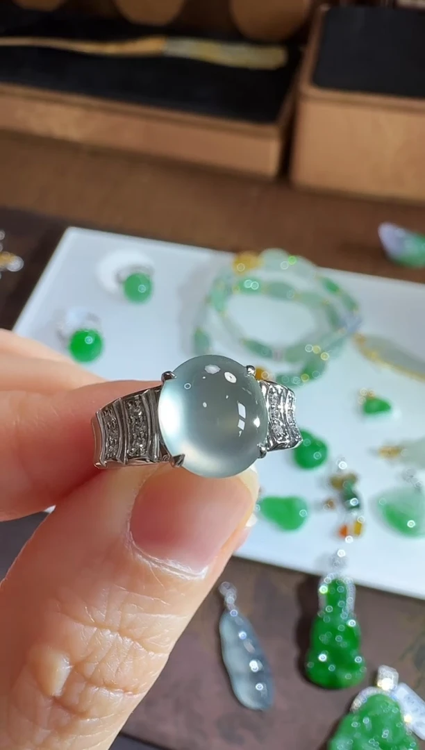 18K金镶嵌戒指翡翠戒指