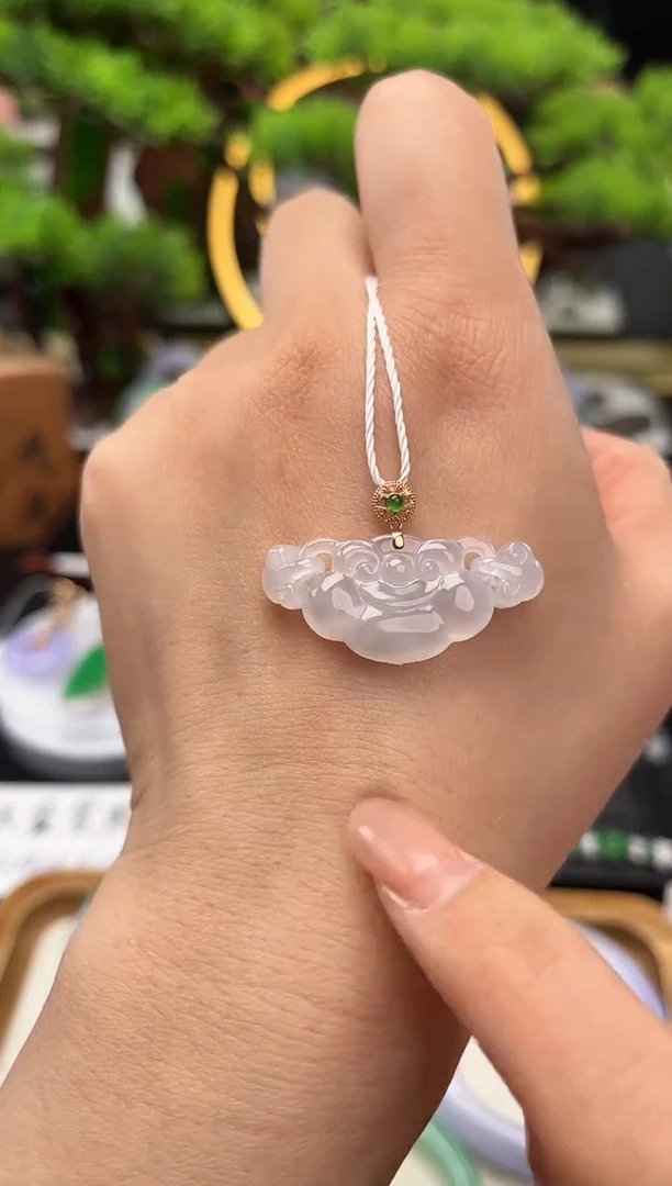 颈饰18K金镶嵌翡翠吊坠