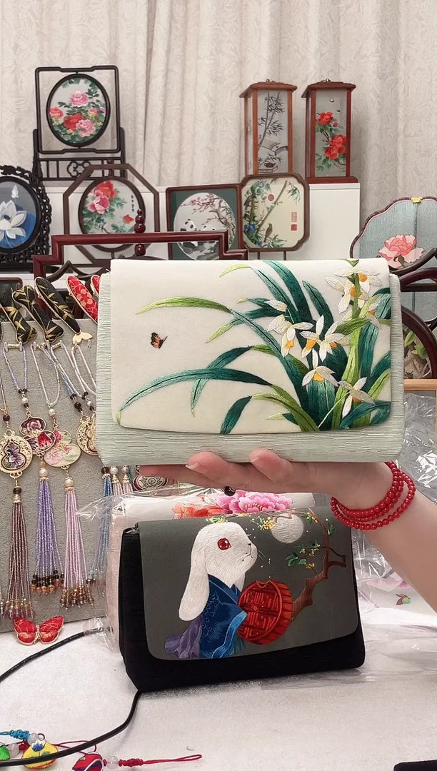 扇子苏绣作品手工豆腐包
