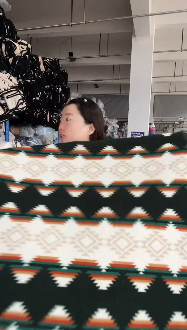 混纺主播手上展示的产品