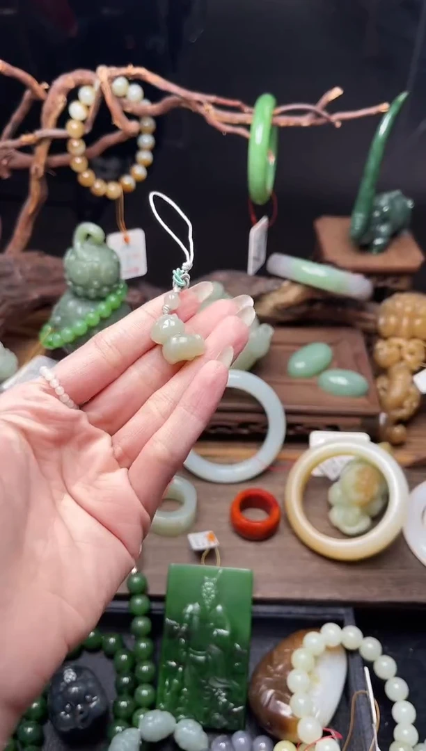 和田玉未镶嵌吊坠(不含链)吐拉牧场 小马有瑕疵4