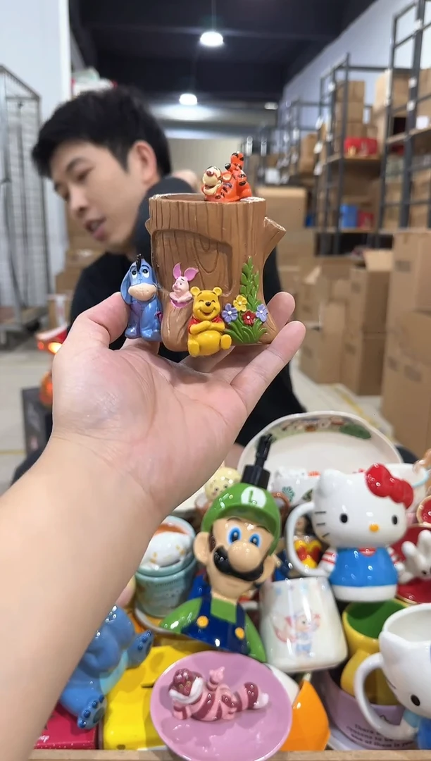 瓷片维尼树脂笔筒