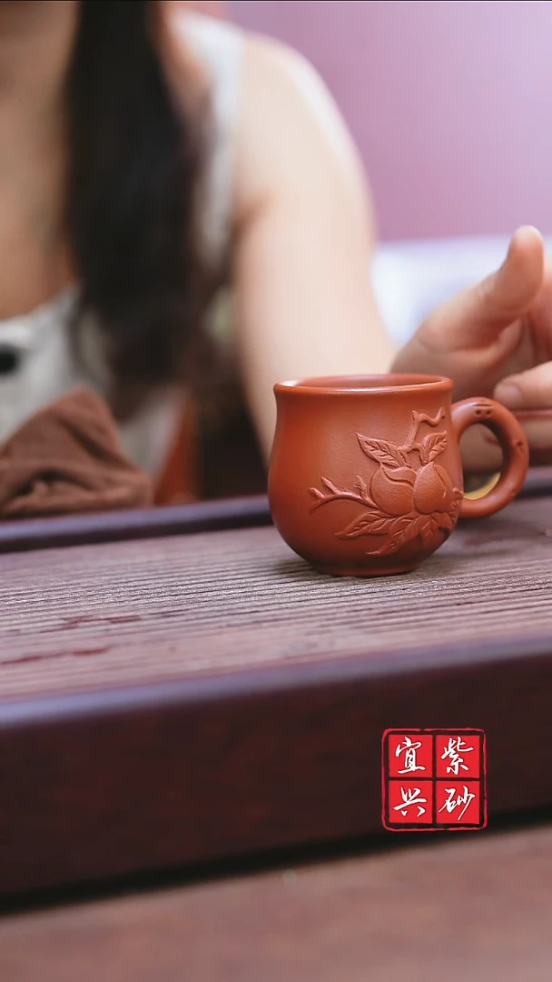宜兴原矿紫砂     寿桃把杯