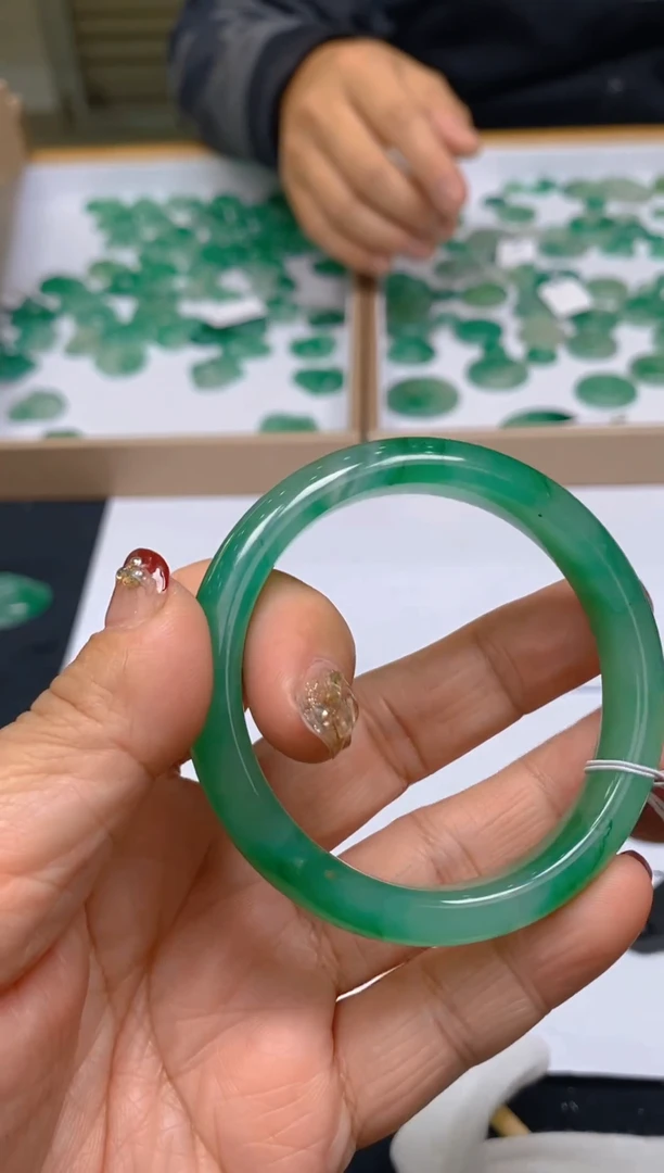 【闪购商品】石英质玉手镯未镶嵌冰美人A货非洲翠