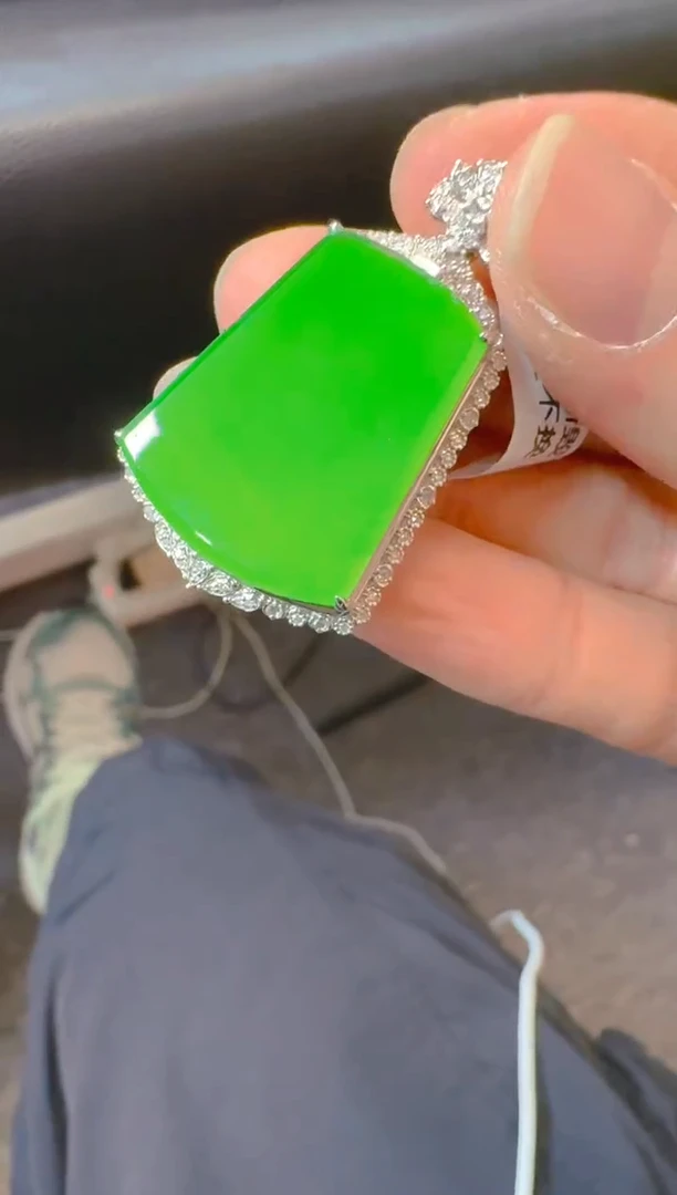 吊坠(赠链)18K金镶嵌翡翠天然A货翡翠