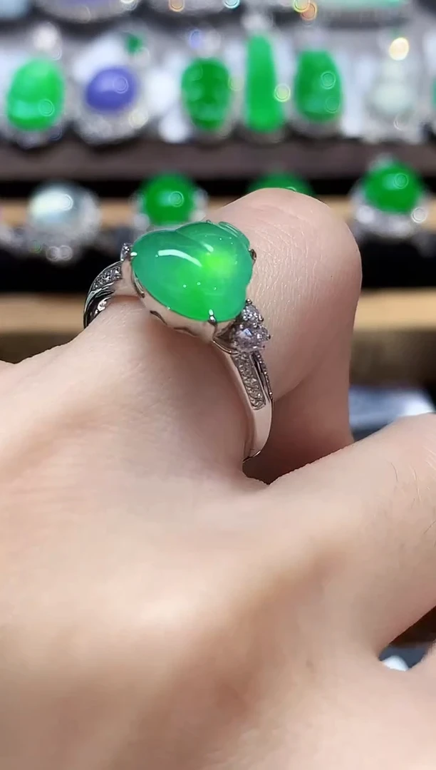 18K金镶嵌戒指翡翠多样性发其一