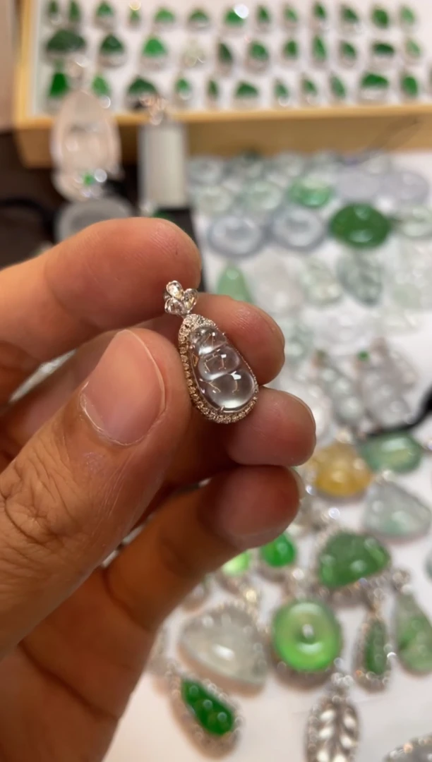 【闪购商品】翡翠吊坠(不含链)18K金镶嵌豆子