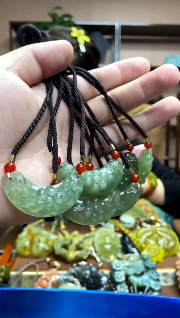 未镶嵌岫玉颈饰多样性发货发其中之一