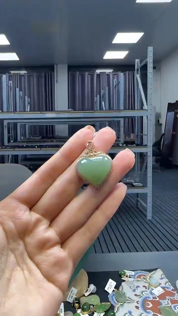 18K金镶嵌和田玉挂件1