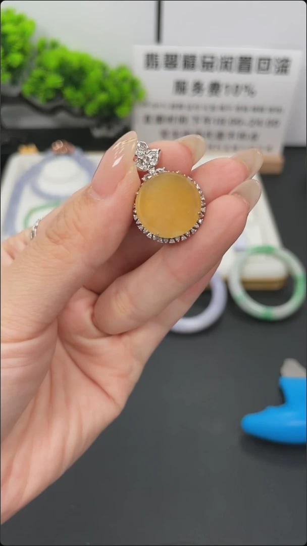 翡翠18K金镶嵌颈饰天然缅甸A货翡翠18k金镶嵌吊坠