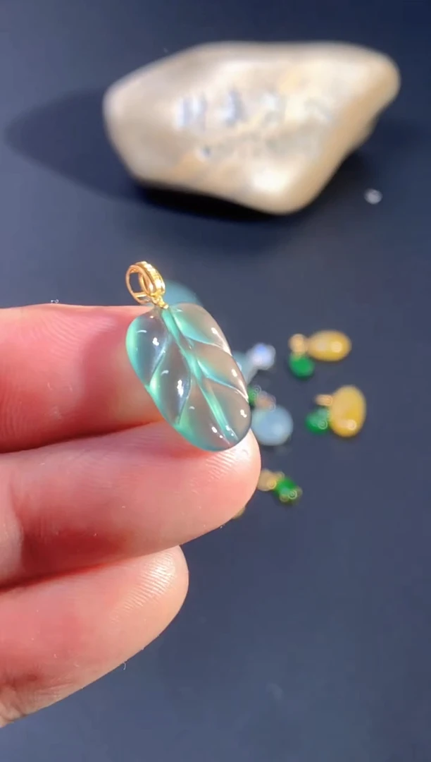 颈饰18K金镶嵌翡翠