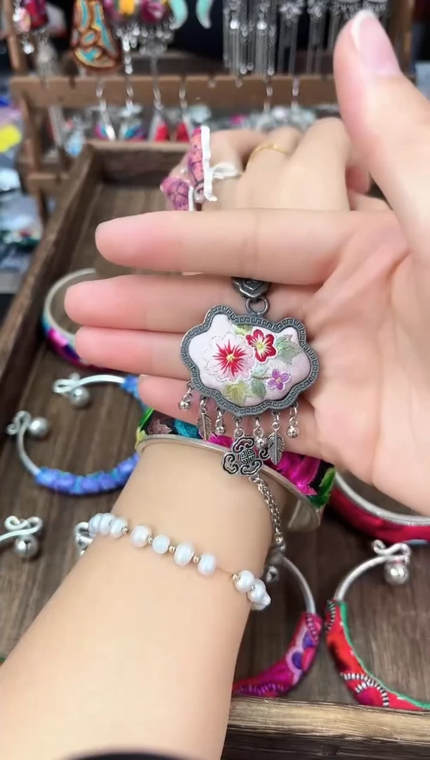 织绣民族风非遗老绣饰品524