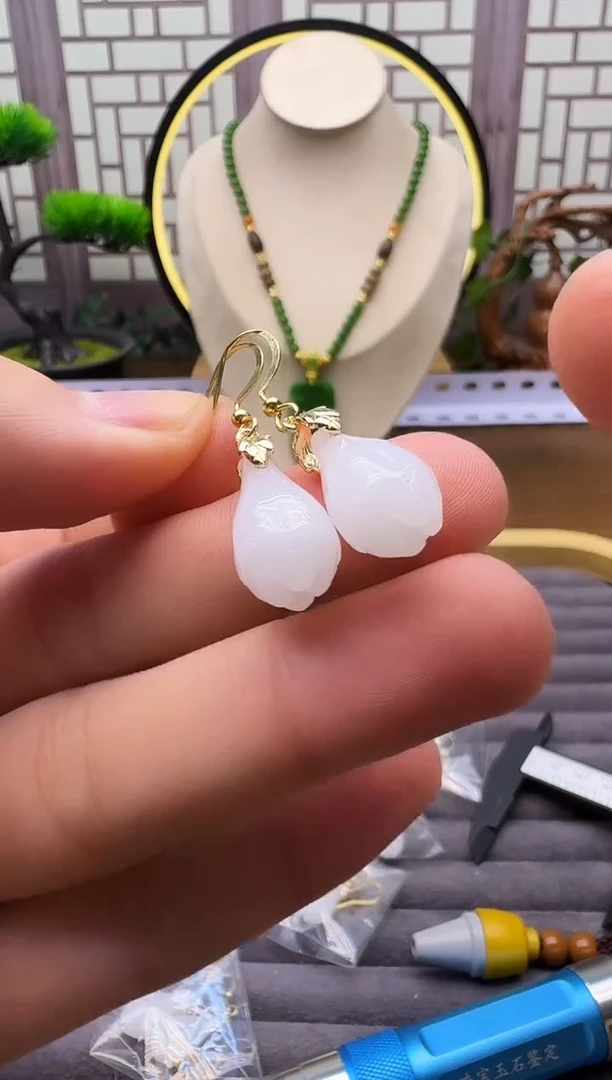 14K金镶嵌和田玉耳饰E162