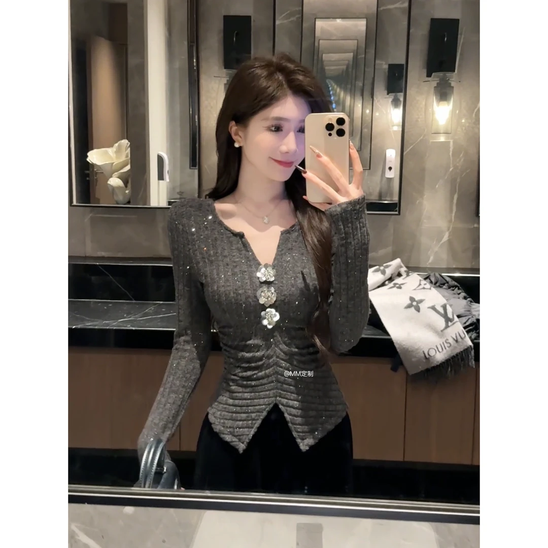 【有趣有盼】2024新款冬季设计感V领名媛立体玫瑰花针织上衣A356