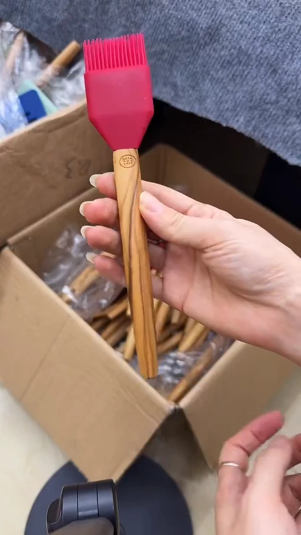 橄榄木油刷一个