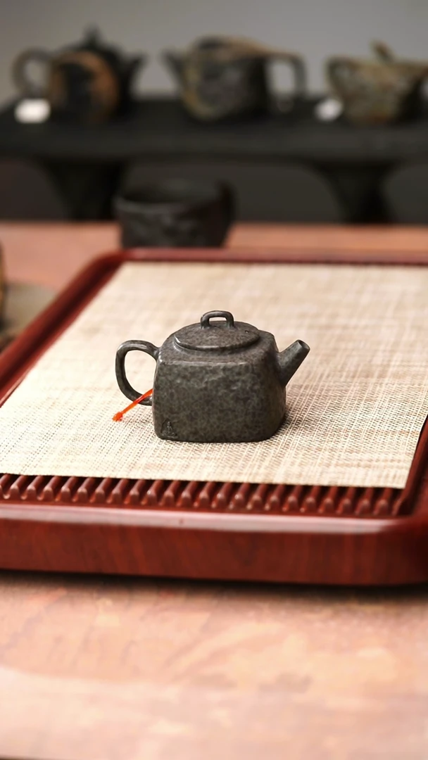 归玉堂冰碛岩重工雕刻豹纹小四方佛壶150cc