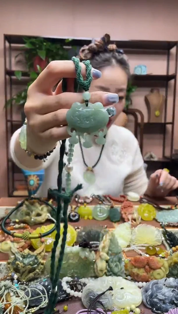 未镶嵌岫玉颈饰·5