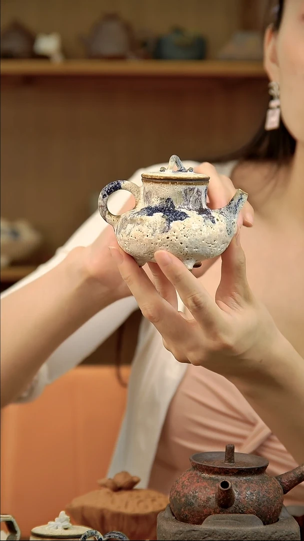 言野手作  粉引小三足壶