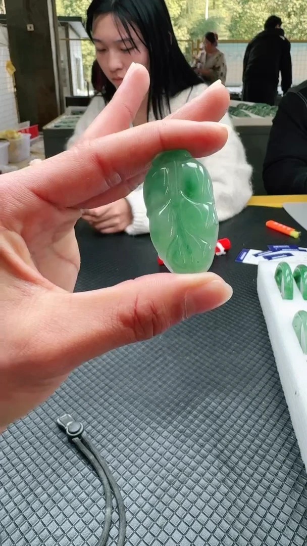 【闪购商品】石英质玉挂件未镶嵌-冰飘花非洲翠多样性发货