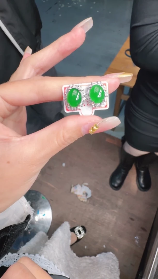 未镶嵌定制翡翠A货有轻微色差属于正常现象，耳钉多样性发货1