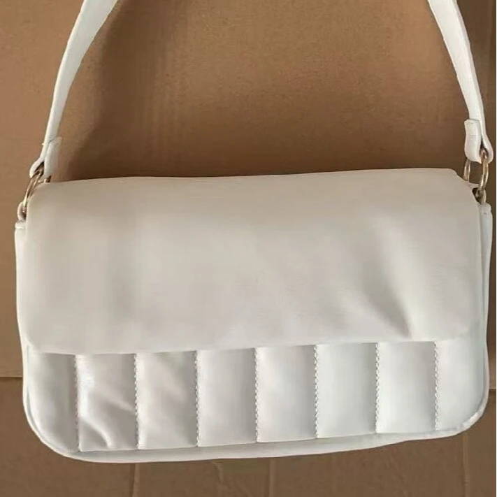 时尚精美白色斜挎包