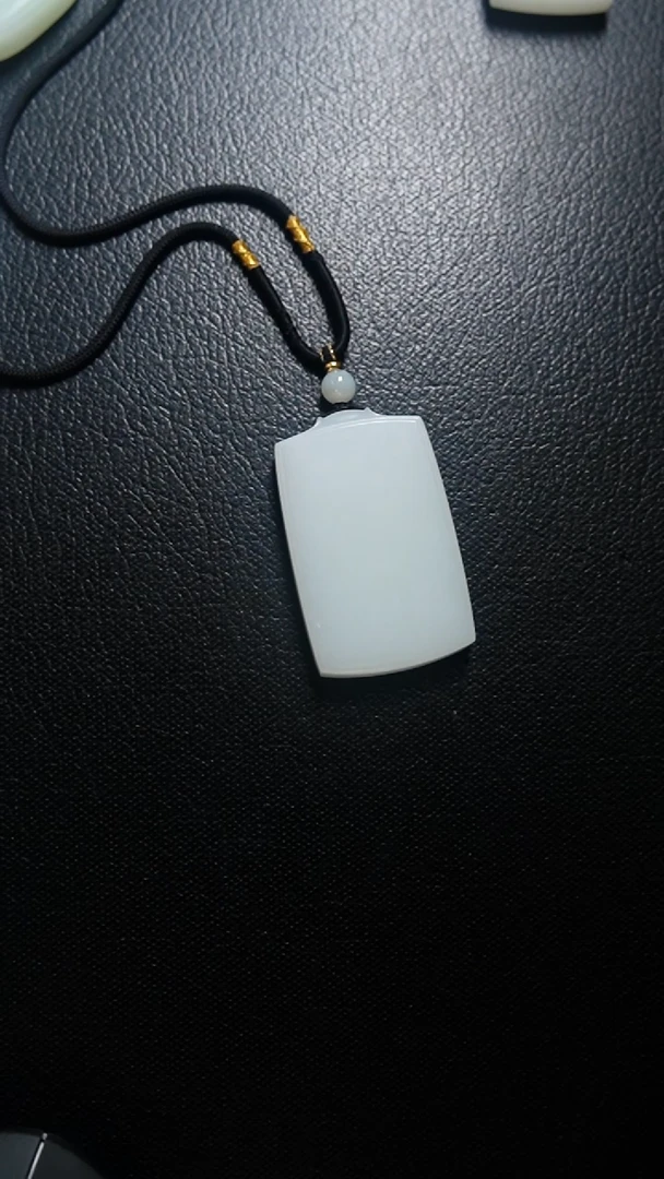 颈饰未镶嵌和田玉清**许无事牌