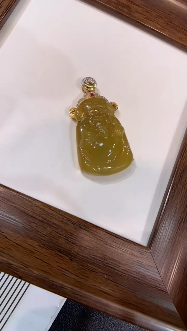 颈饰18K金镶嵌翡翠财神