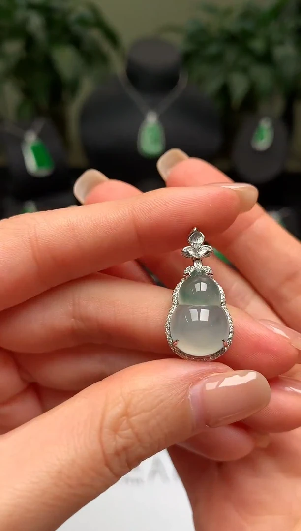 颈饰18K金镶嵌翡翠葫芦