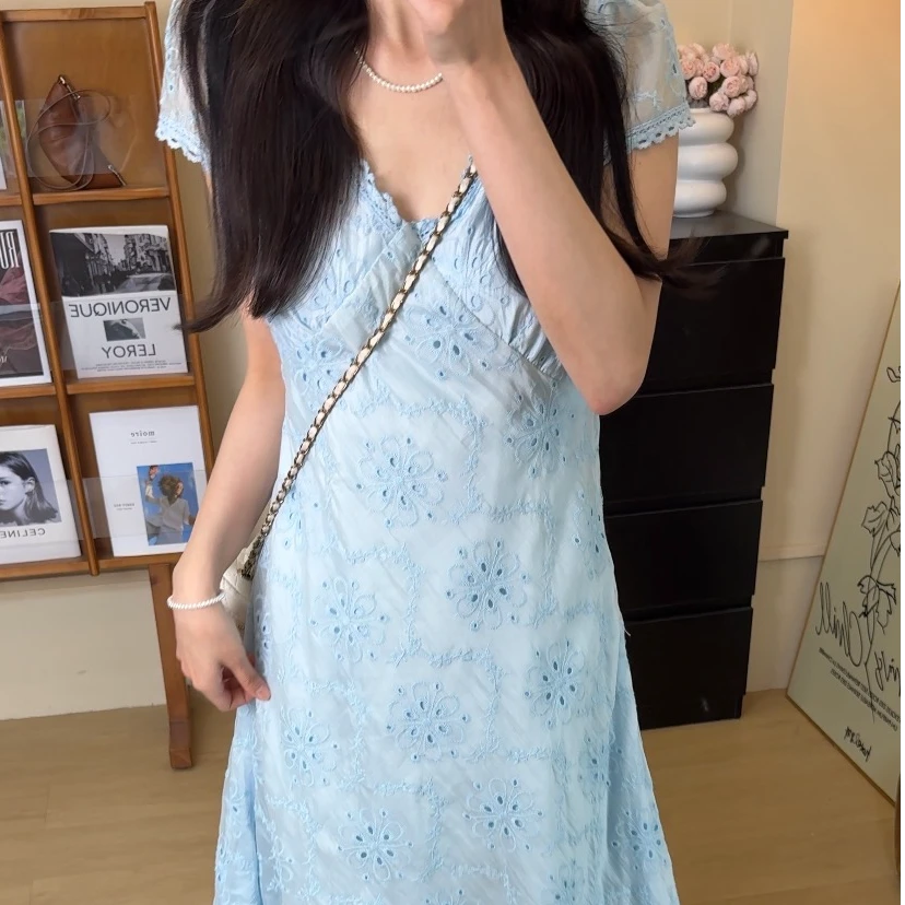 2025夏季新款法式蓝调初恋裙复古纯欲温柔V领刺绣收腰连衣裙