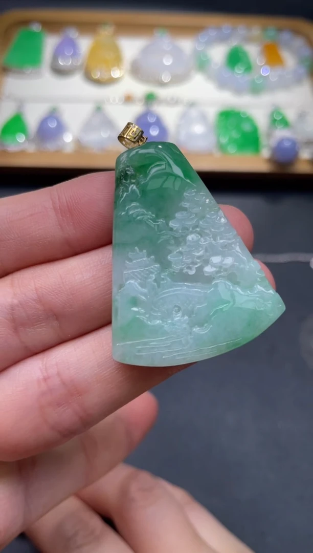 翡翠18K金镶嵌颈饰24.......