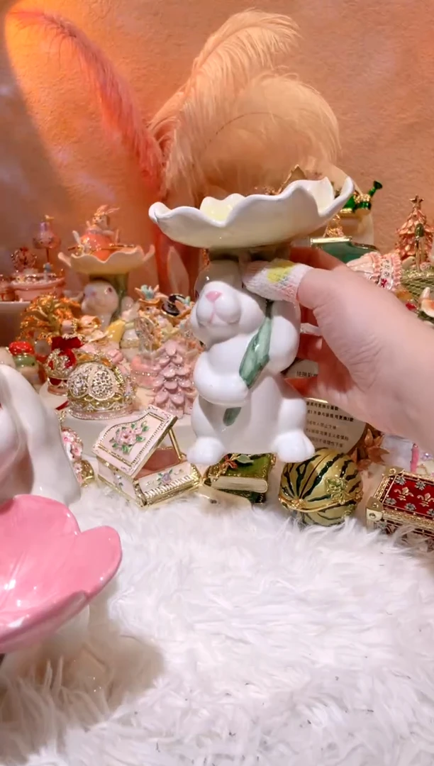 陶瓷粉色捧花玉兔