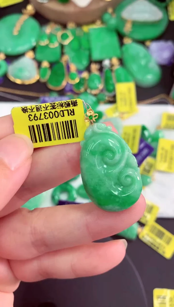颈饰18K金镶嵌翡翠挂件