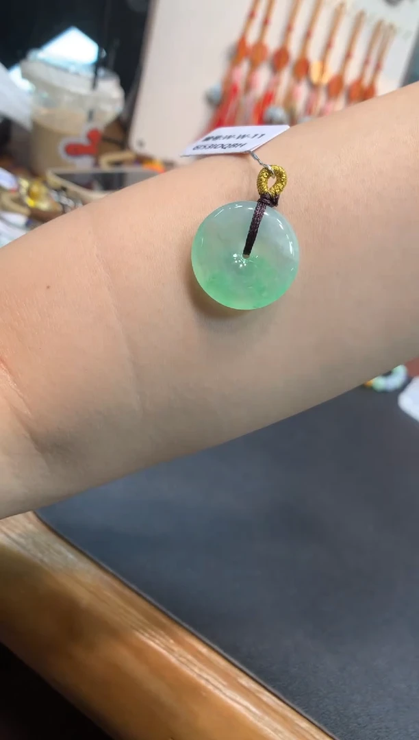 翡翠未镶嵌颈饰平安扣