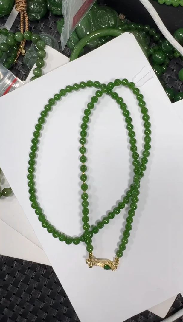 项链未镶嵌和田玉（碧玉）无黑点辣阳绿长链108蛇扣