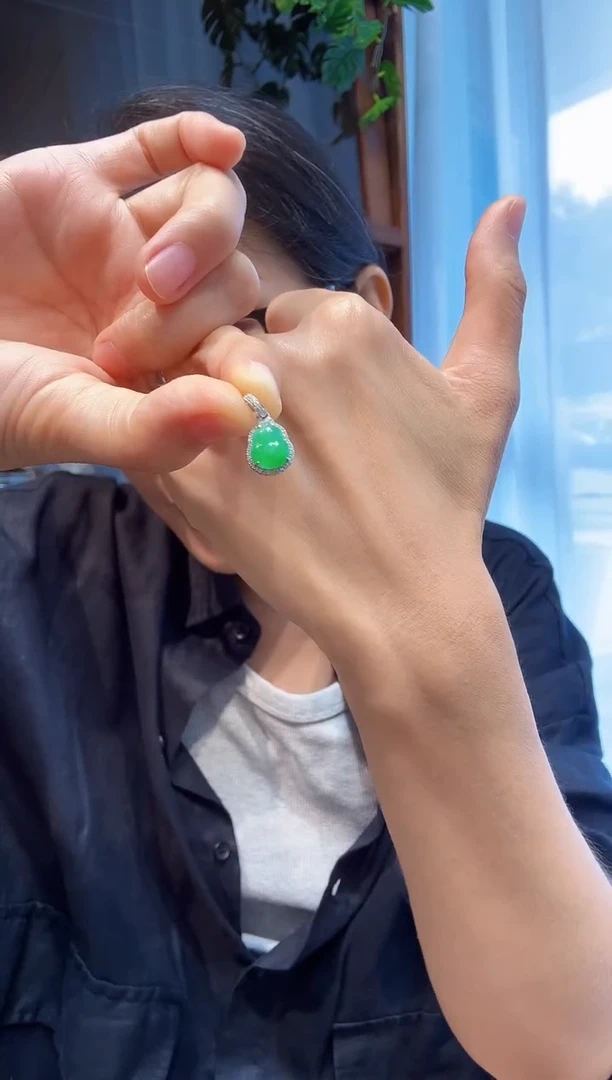 颈饰18K金镶嵌翡翠00003800
