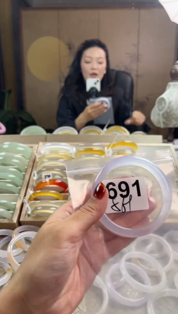 手镯玛瑙/玉髓未镶嵌691微瑕