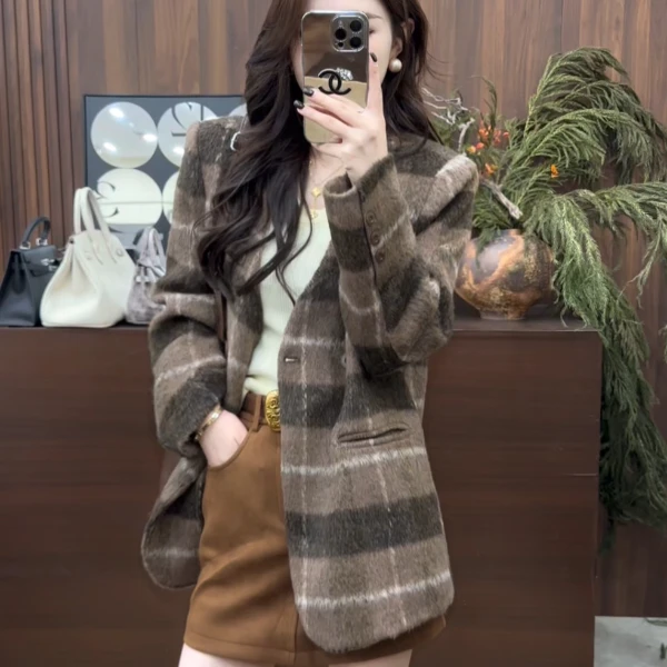 璐璐定制--2025秋季复古毛呢格子外套女设计感牛角扣百搭拼接上衣
