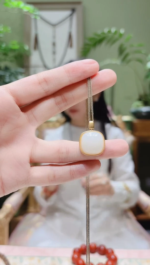 颈饰18K金镶嵌和田玉方糖和田玉吊坠Z