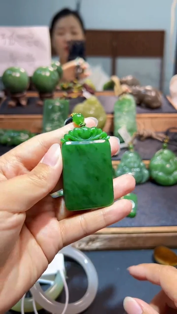 颈饰未镶嵌和田玉（碧玉）1