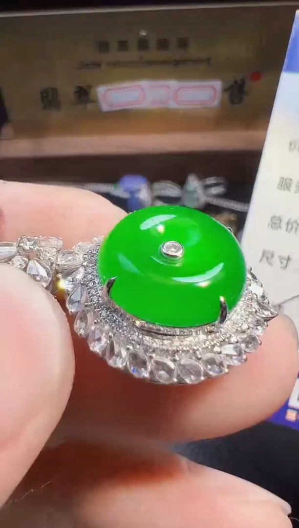 翡翠18K金镶嵌颈饰翡翠