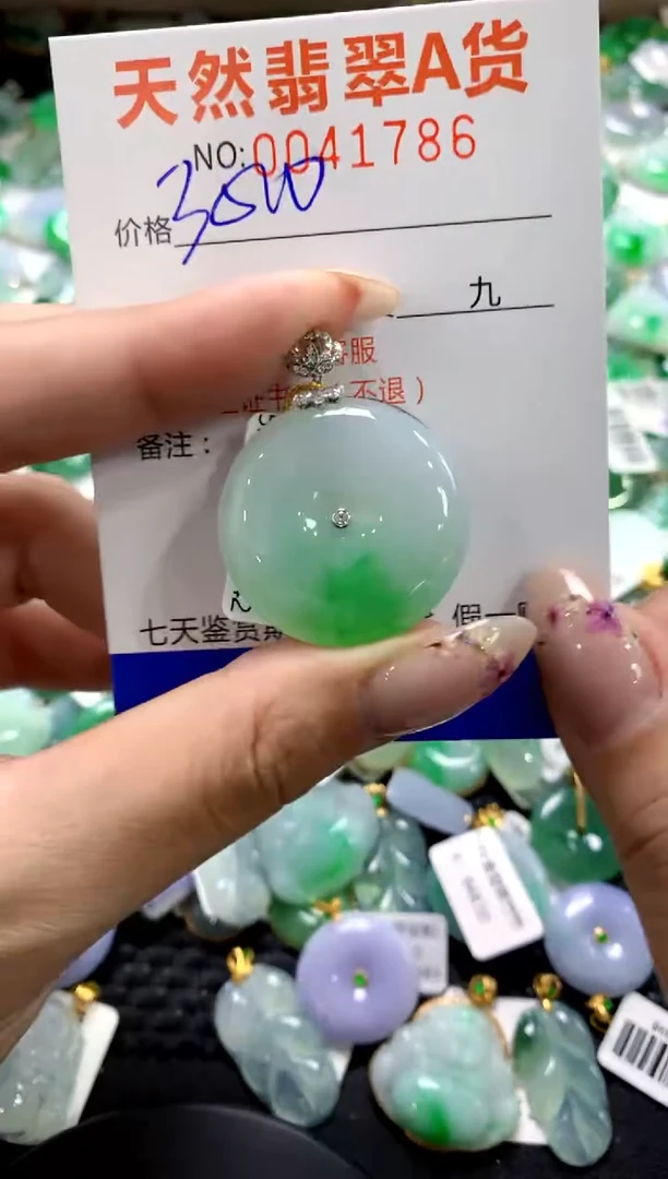 翡翠18K金镶嵌颈饰1111111111111111