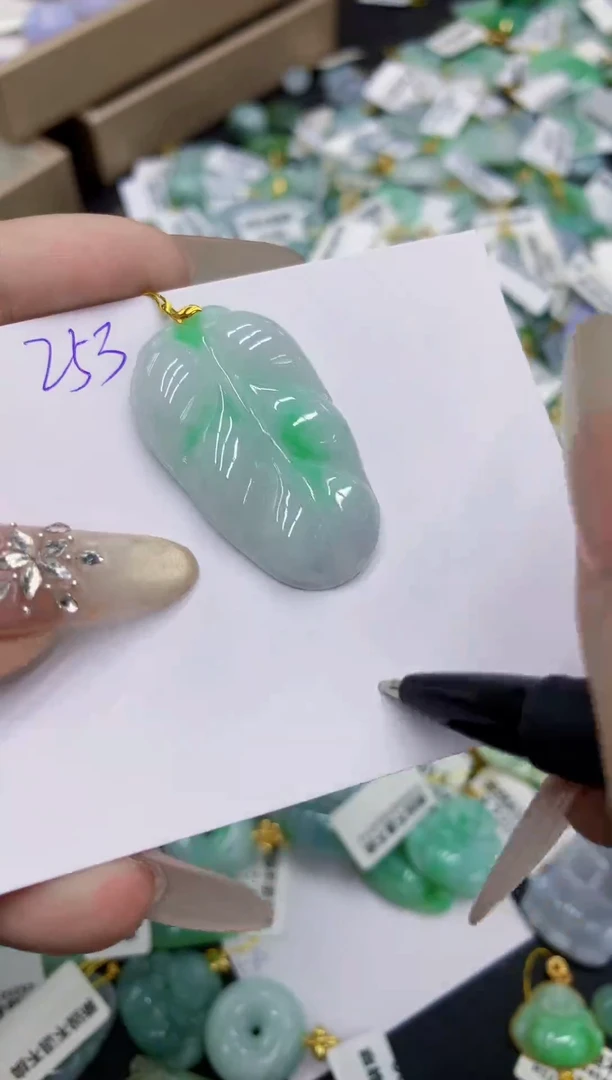 翡翠18K金镶嵌颈饰11111111111111