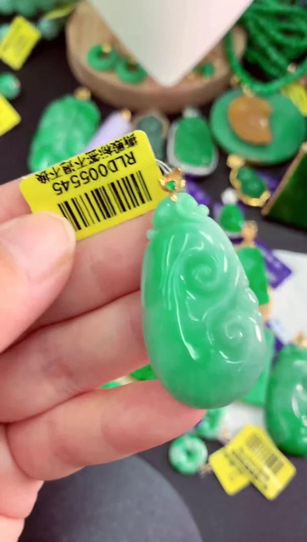 颈饰18K金镶嵌翡翠挂件