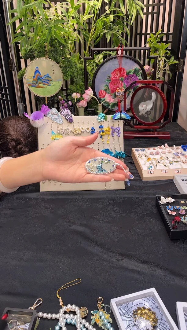 织绣人****欢非遗苏绣手工饰品