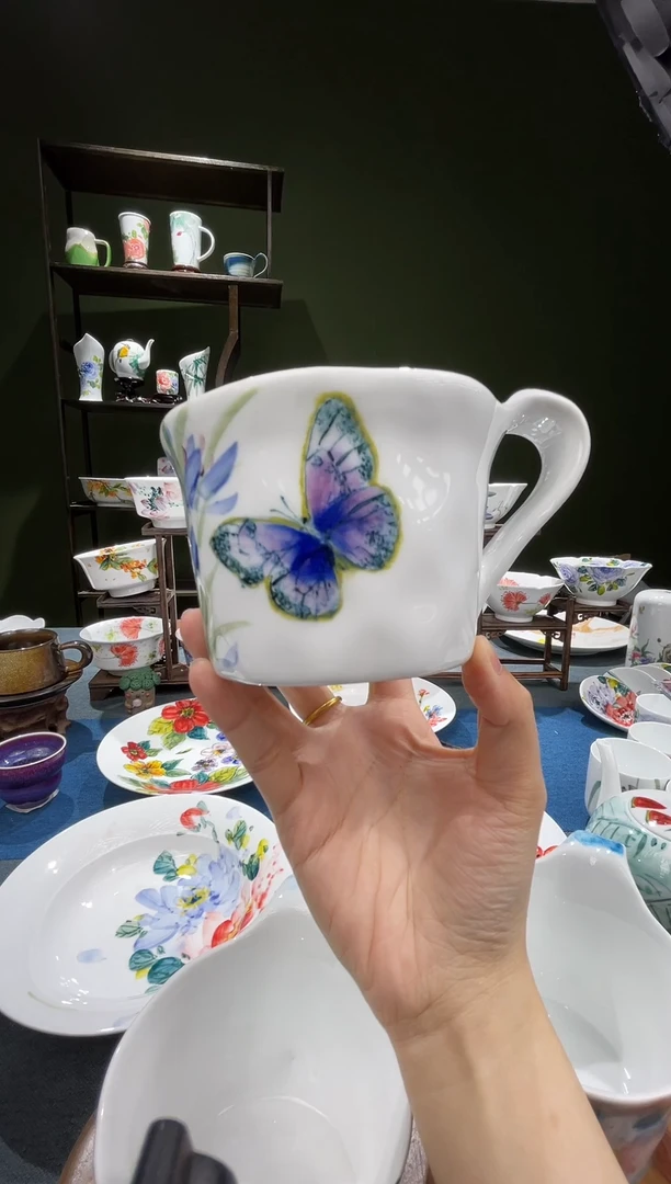 杯子毛****?景德镇高温釉下彩320CC一体杯鸢尾花蝴蝶