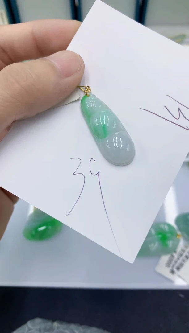 翡翠18K金镶嵌颈饰翡翠