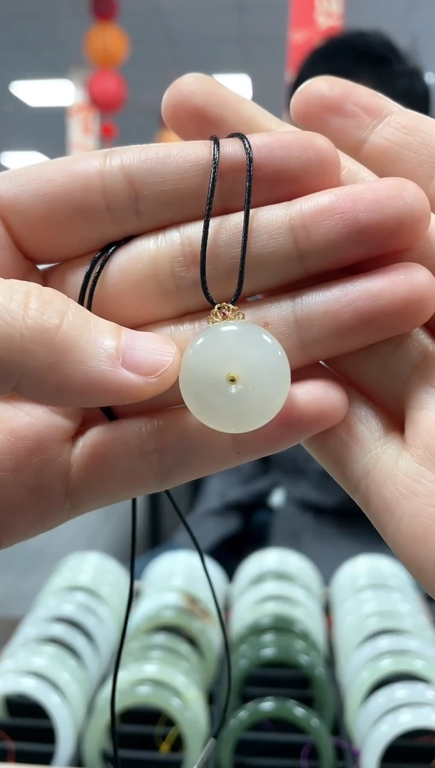 【闪购商品】和田玉颈饰18K金镶嵌平安扣吊坠一件