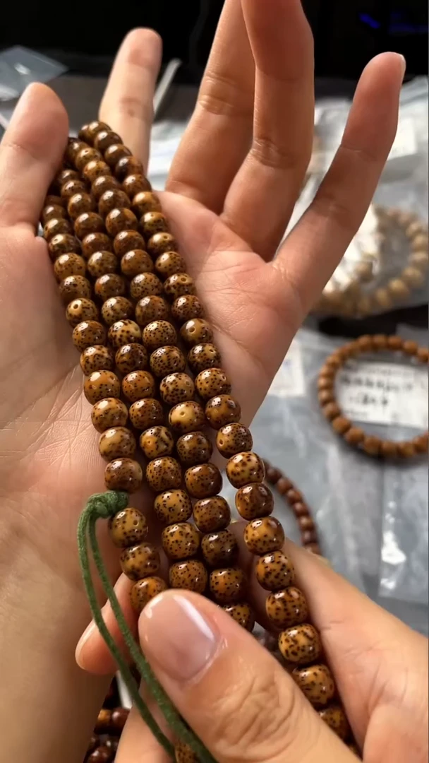 吊坠星月菩提精工级粉皮浅珀桶珠8*7长串（B）